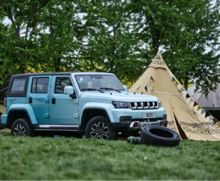 Un todoterreno o un coche modificado acampa en la naturaleza